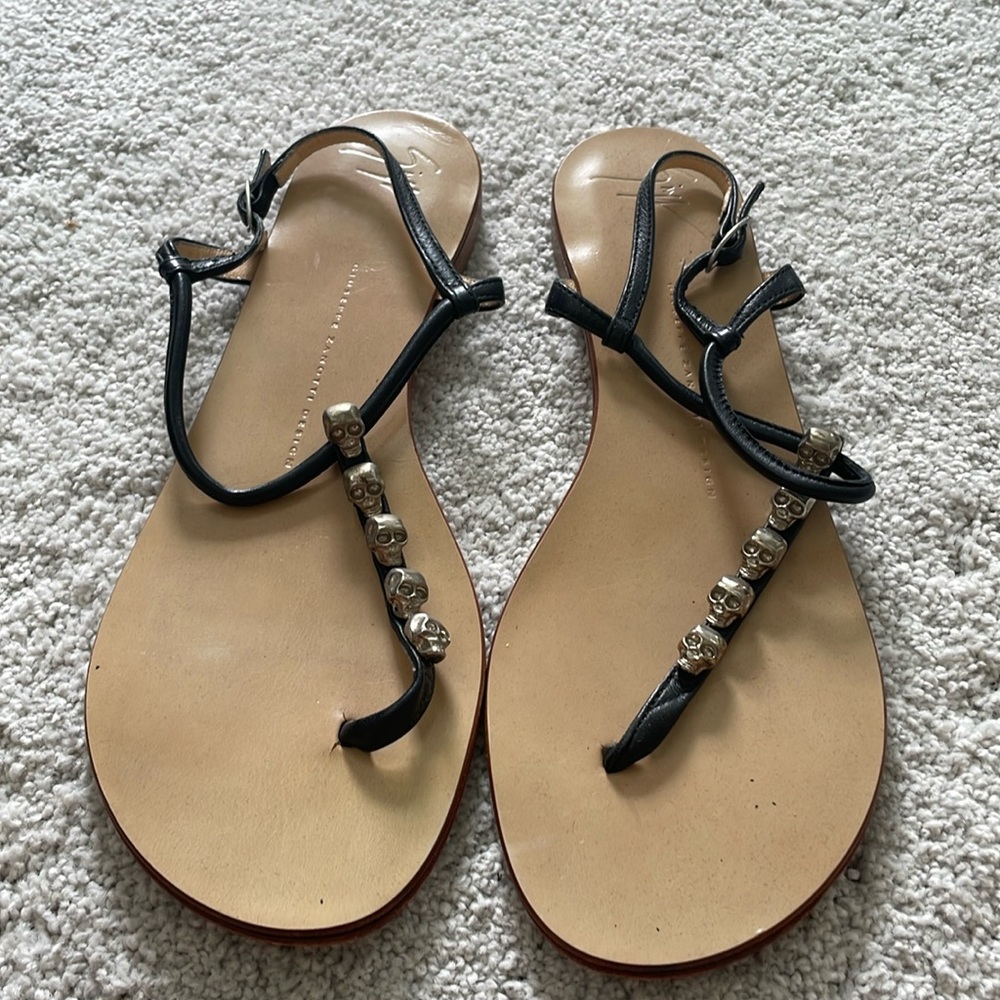 Giuseppe zanotti design with skulls t- strap flat sandals size 39.5